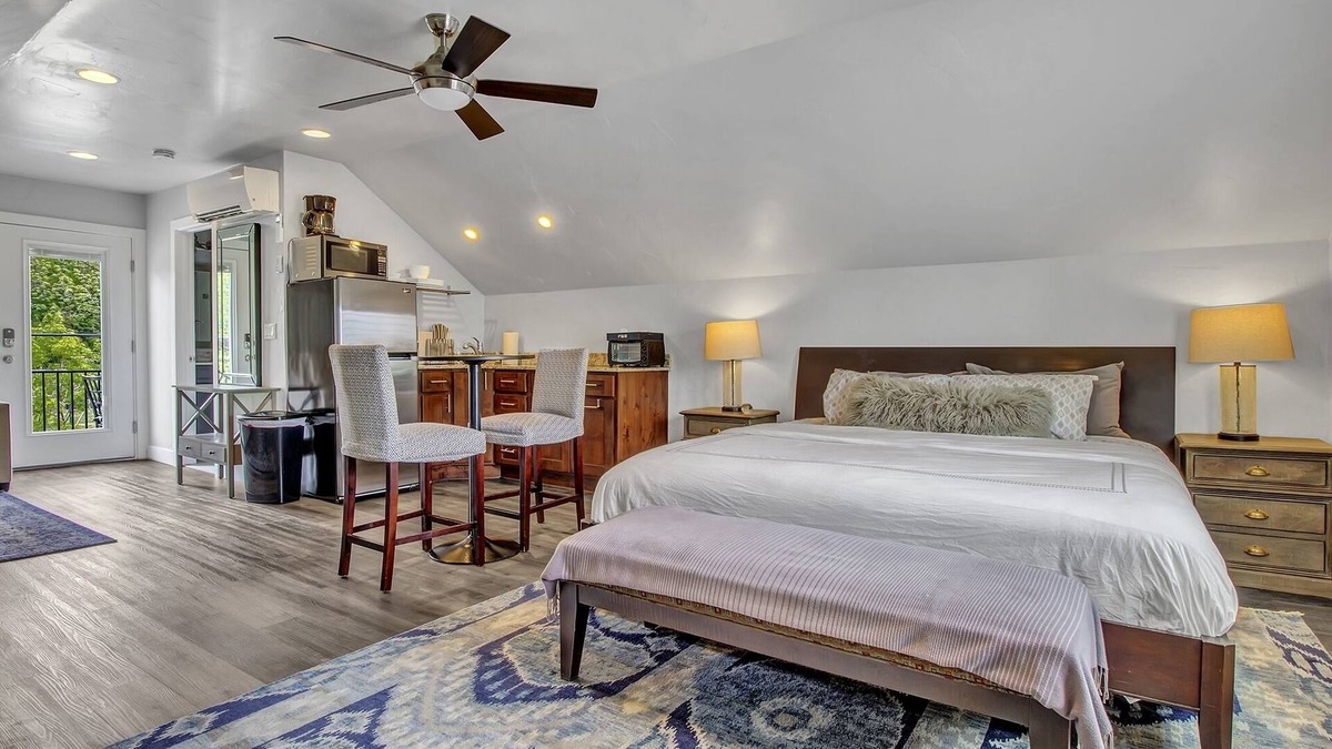 Canyon Rim Apartment | Cozy, classy, and convenient Sugarhouse Studio