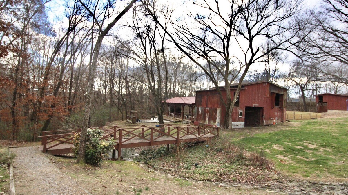 Lenoir City Cabin | Cozy Classy Cabin - pet friendly! 1 minute from Lenoir City's main street