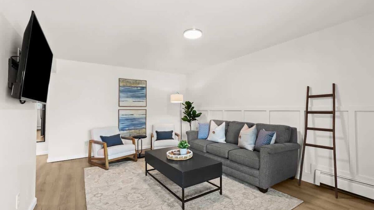 Mount Clemens Apartment | Cozy & Clean 2nd Floor Apt. - King Bed | Workspace