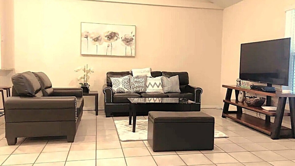 Greenview Shores Villa | Cozy! Clean 4 Bedroom Villas in Wellington