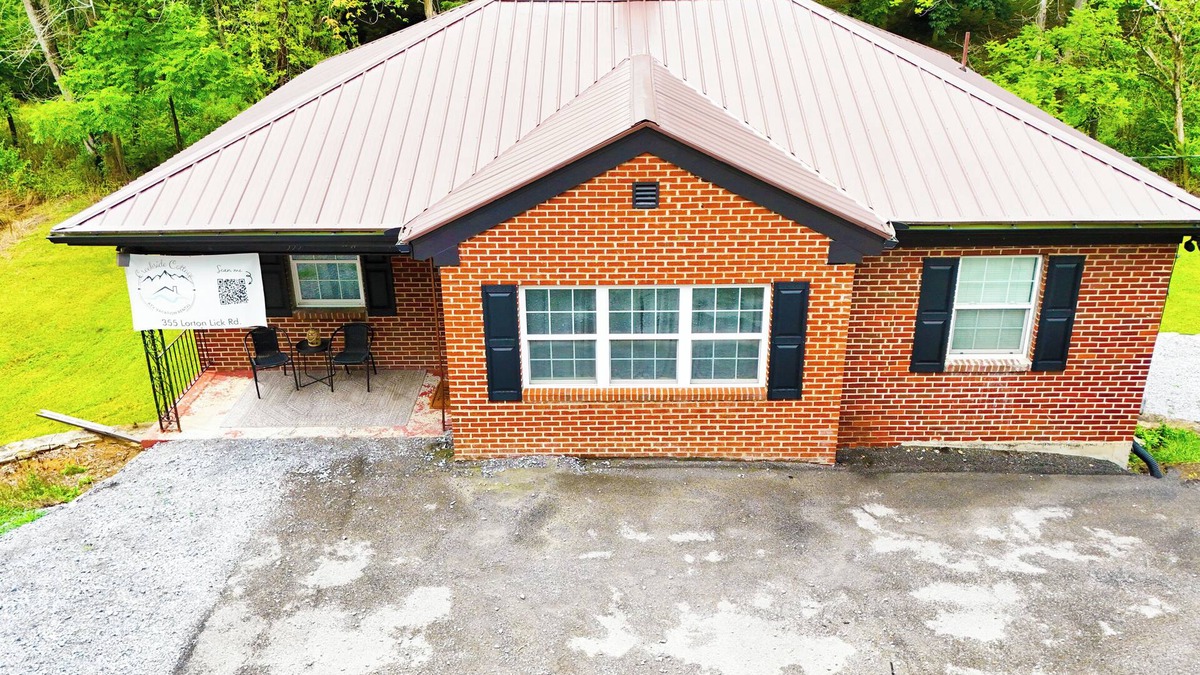 Bluewell Cottage | Cozy, Clean Cottage, Wi-Fi, Coffee ☕️ Garage Parking