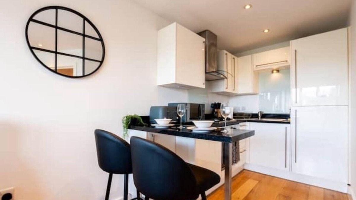 Ealing Apartment | Cozy & Clean | with Gym Bike & Smart Tv