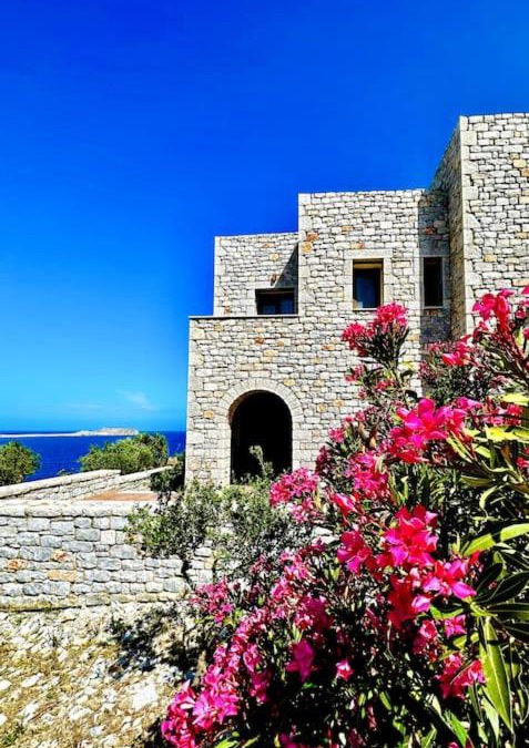 Omales Villa | Cozy Cliff Tower w/Breathtaking Sea Views
