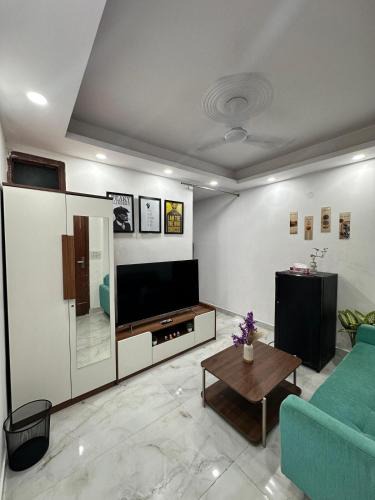 Sainik Farm Apartment | Cozy Cocoon