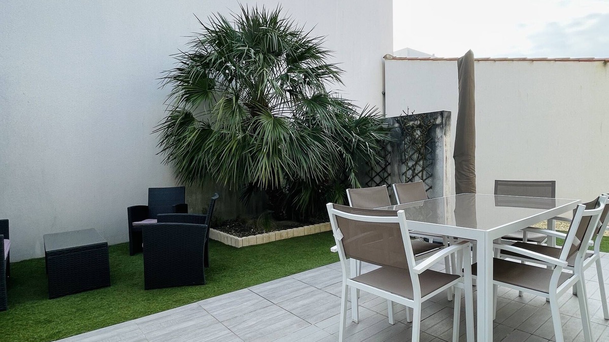 La Rochelle Apartment | Cozy cocoon of love with terrace and garden