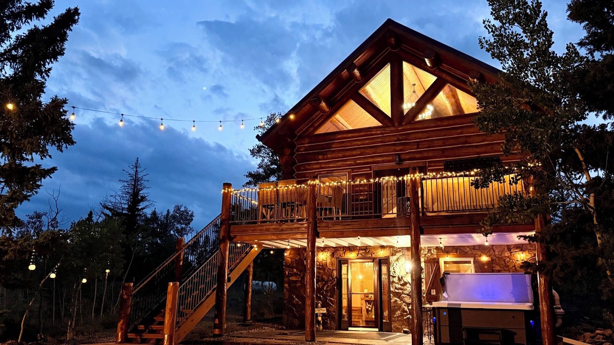 Stagetop Cabin | Cozy Colorado Cabin - Hot Tub + Dog-run + Views!