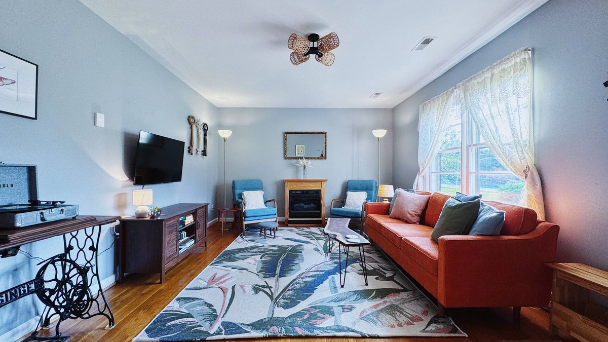 Ruther Glen House | Cozy & Colorful 3BR Cottage near I-95, Kings Dominion, Richmond, Family Friendly