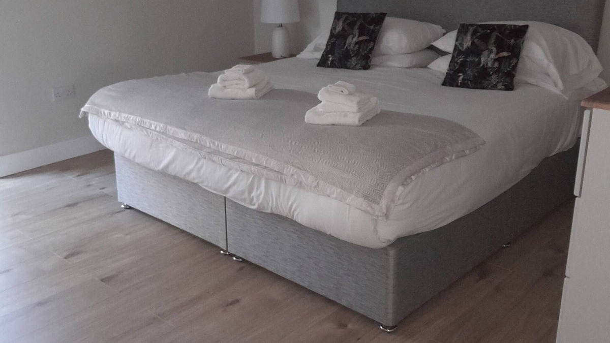 Roundwood Cottage | Cozy, comfortable cottage on an alpaca farm