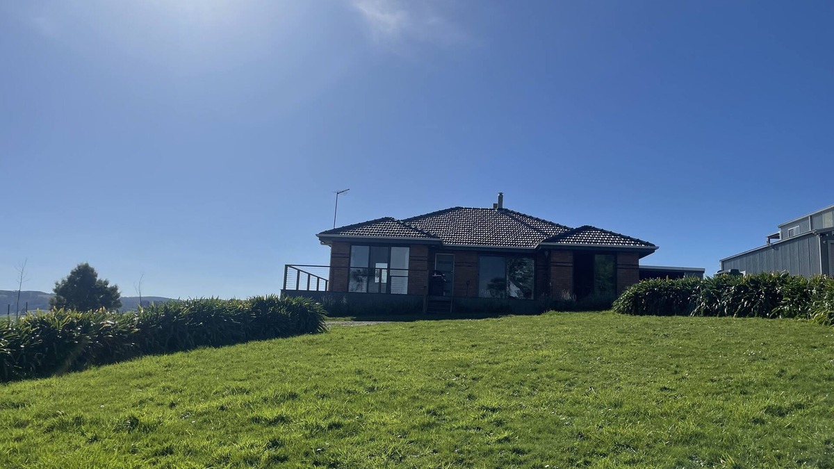 Mount Eccles House | Cozy comfort, spectacular view, central South Gippsland location! Sleeps 12!n