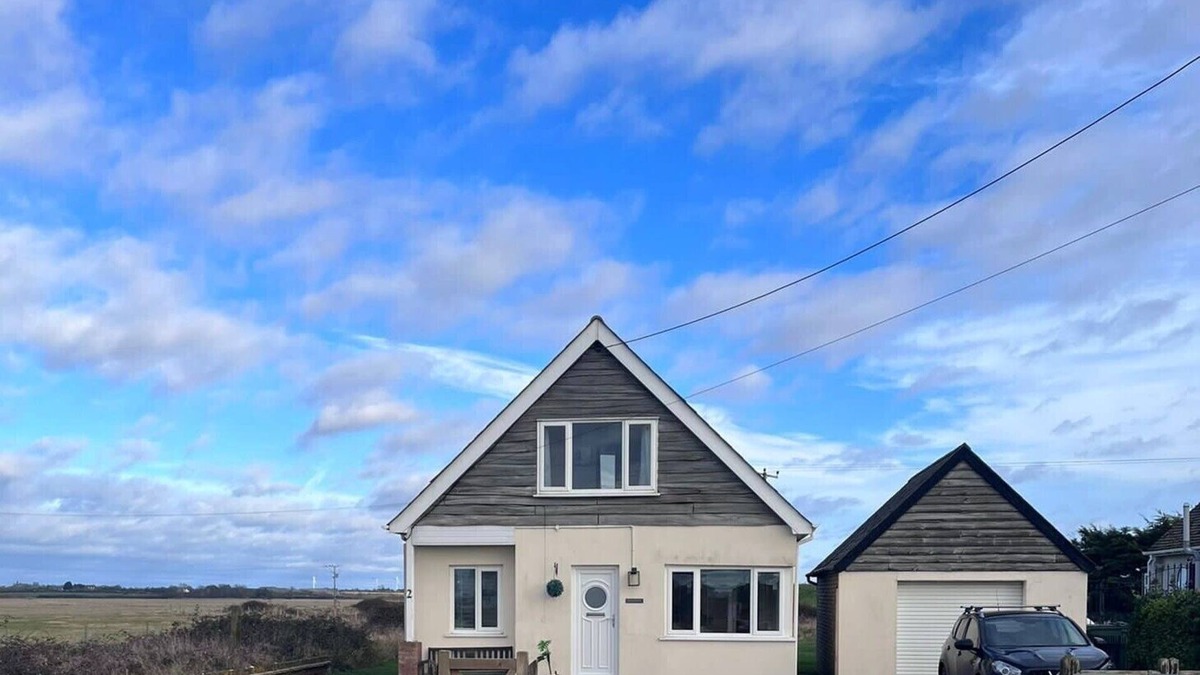 Clacton-on-Sea Ski Chalet | Cozy comfortable cottage by the sea and water, surrounded by fields and space