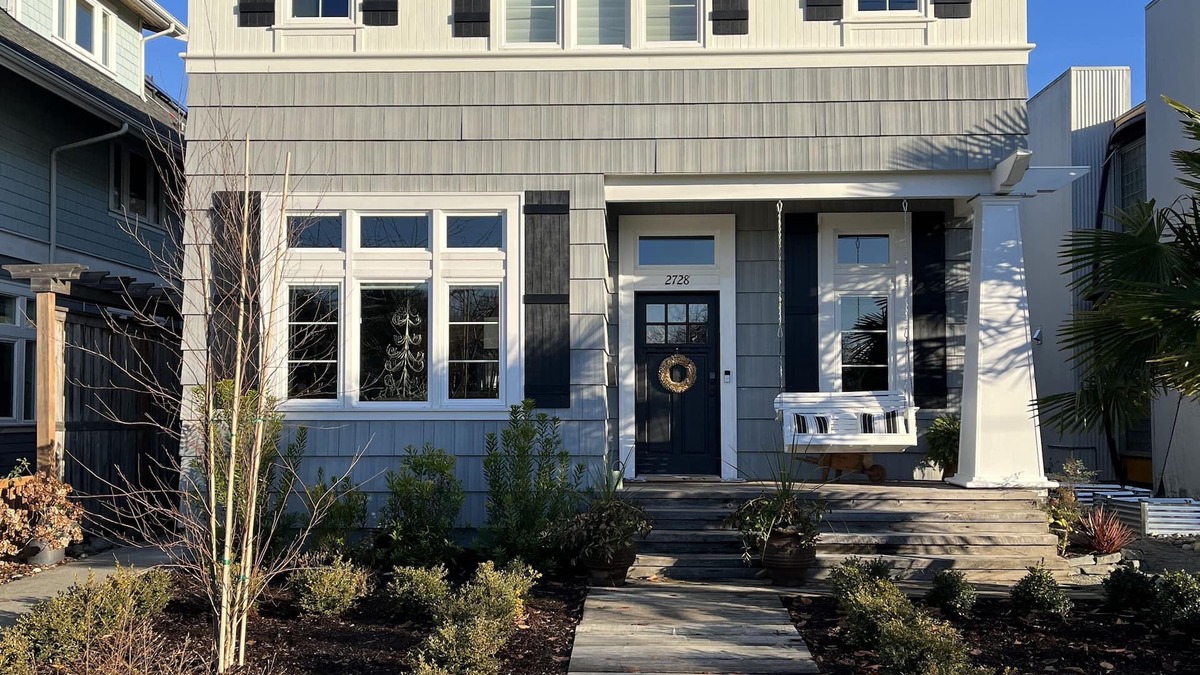 Alki House | Cozy, comfortable, luxury 4+ BR home 1 block to Alki Beach! CENTRAL AIR!