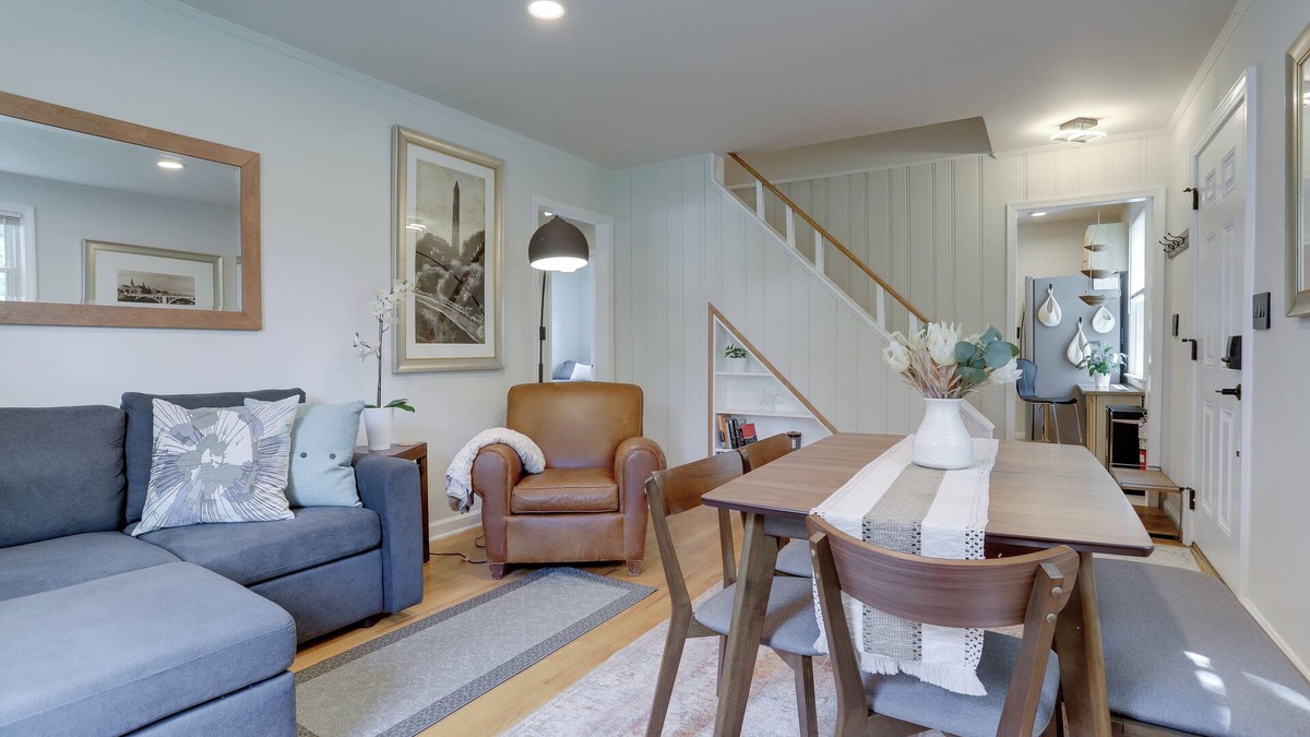 West Riverdale House | Cozy & Comfy Bright 3BR Home in the heart of Riverdale Park