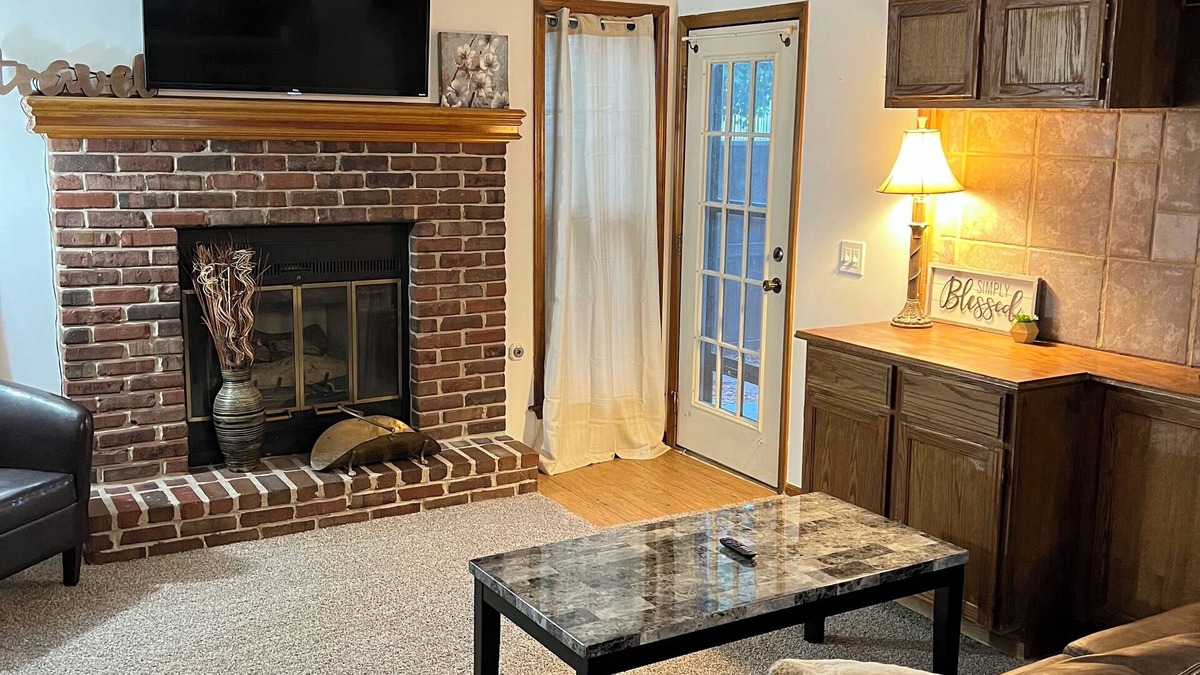 Shawnee Condo | Cozy condo close to everything in Kansas City! You’ll love KC for the holidays!
