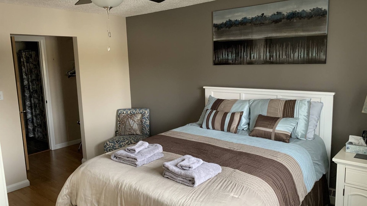 North Central Edmonton Condo | Cozy Condo close to LRT, Stadium and Expo Center.