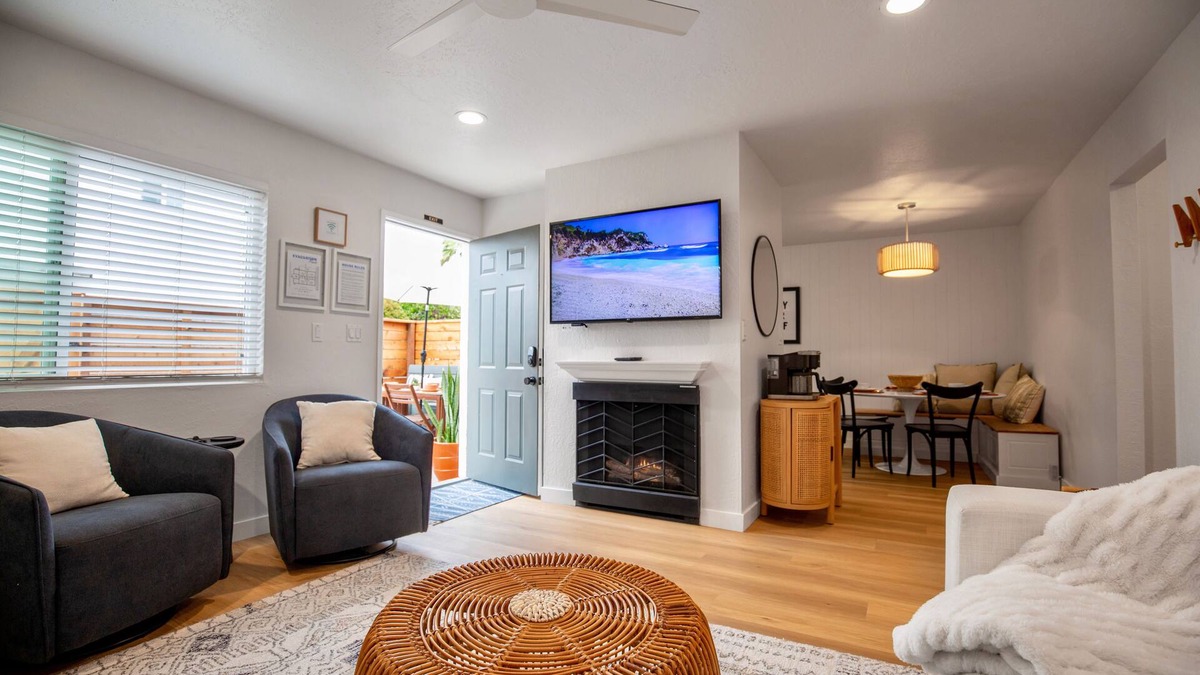 Huntington Beach Condo | Cozy Condo, Walk to Beach, Bikes, BBQ, Downtown, Fire Pit, WIFI, Surf City