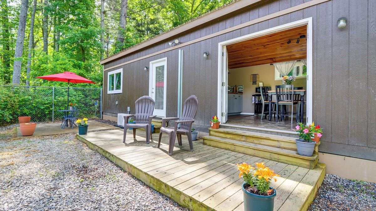 Blairsville Apartment | Cozy + Convenient Blairsville Cabin w/Deck!