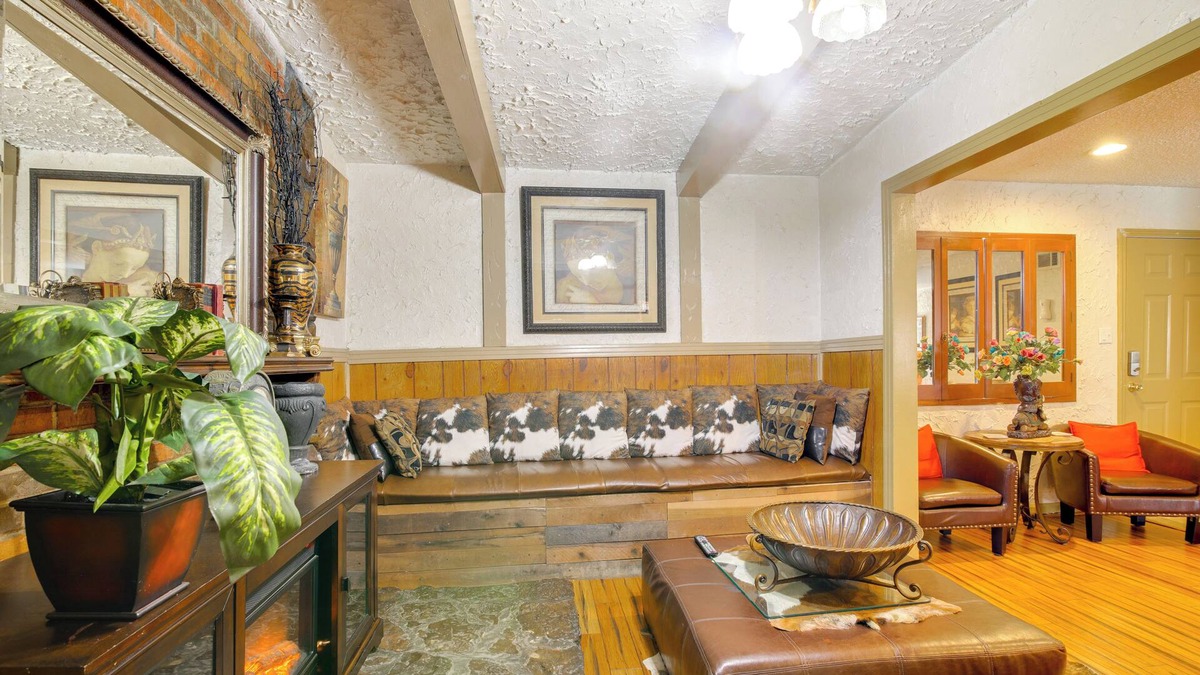 Whitehaven Cottage | Cozy Corner in Memphis - 4 Miles to Graceland!