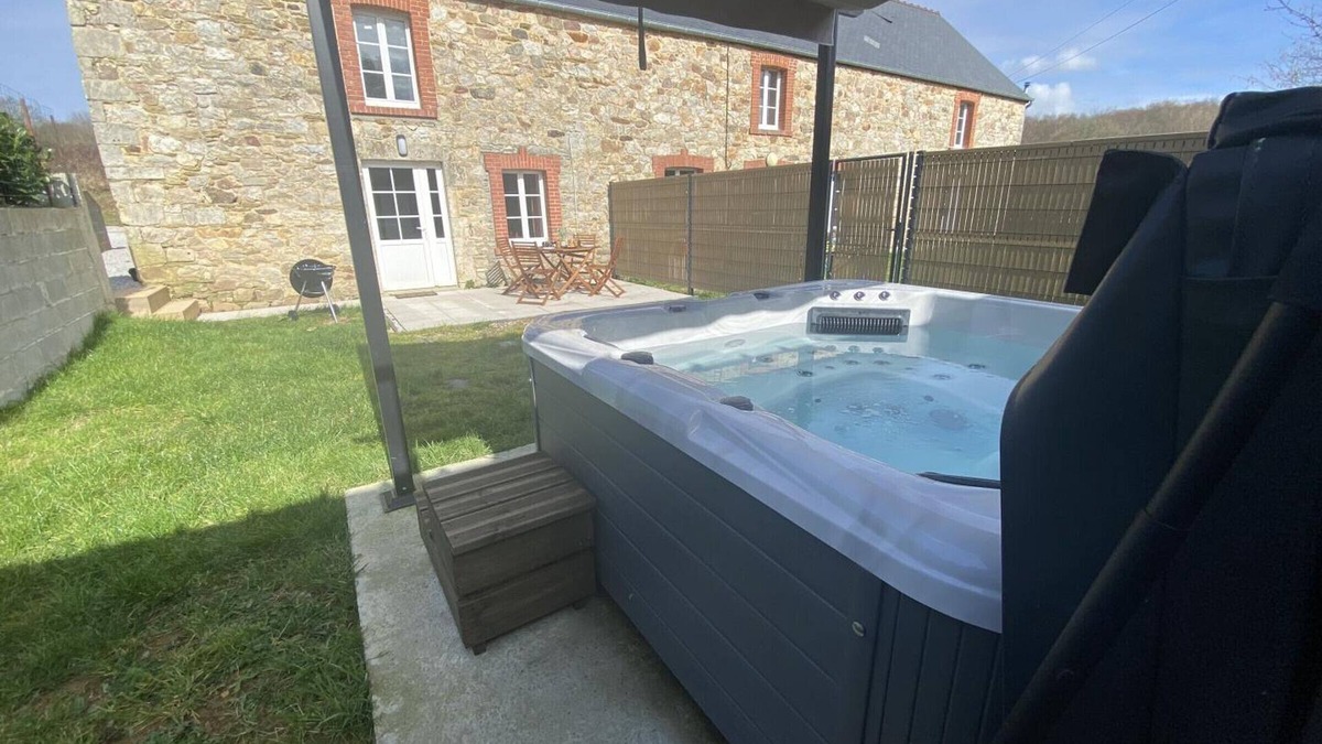 Saussemesnil Cottage | Cozy Cotentin Retreat: Spa, Countryside, Pet-Friendly, Sleeps 4