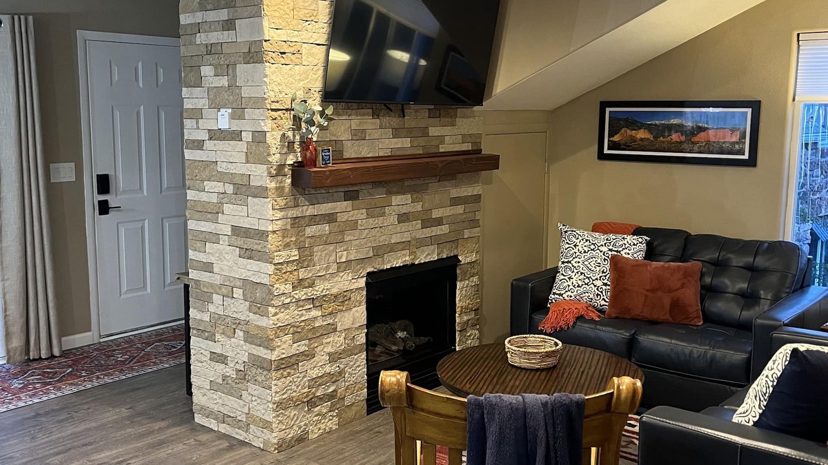 Cascade-Chipita Park Cottage | Cozy Cottage Getaway ✔️Hot tub ✔️Views ✔️Pet Friendly