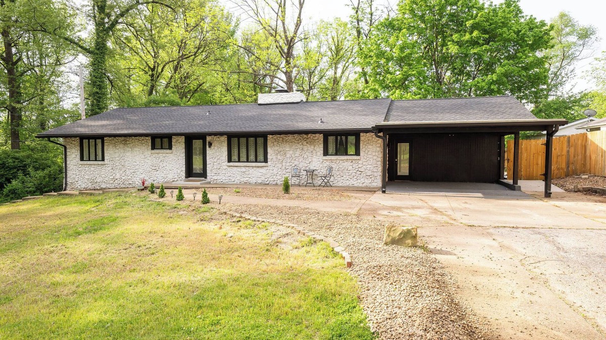 Inglefield House | Cozy Cottage, 3 mins from EVV, fenced yard