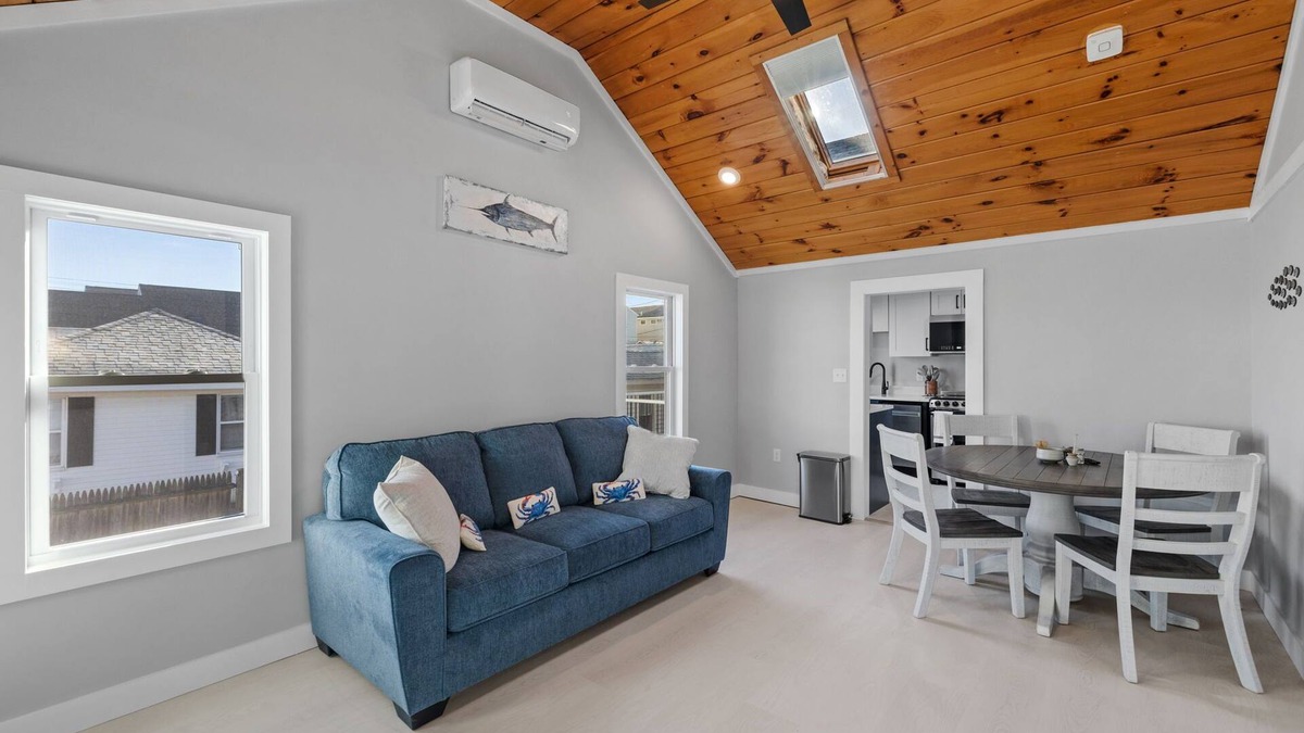 Hampton Cottage | Cozy Cottage 5 min. to Beach, Shops, Boardwalk