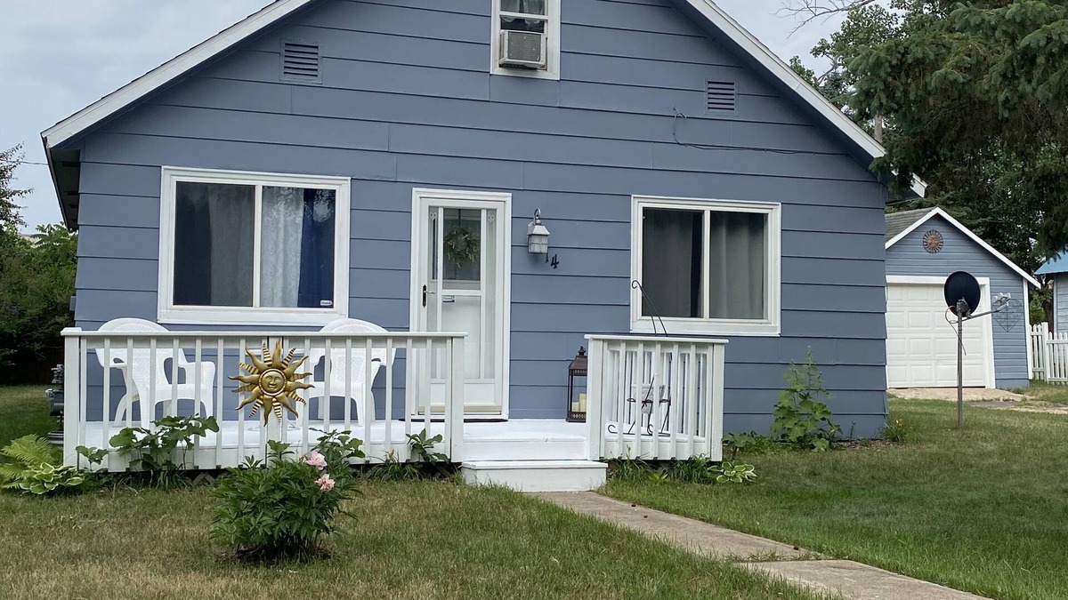 Menahga House | Cozy Cottage by Spirit Lake