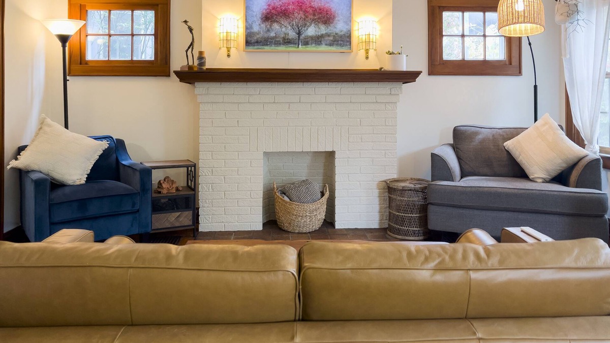 Clintonville Cottage | Cozy Cottage- Close to High Street and OSU campus and pet friendly! Sleeps 6!