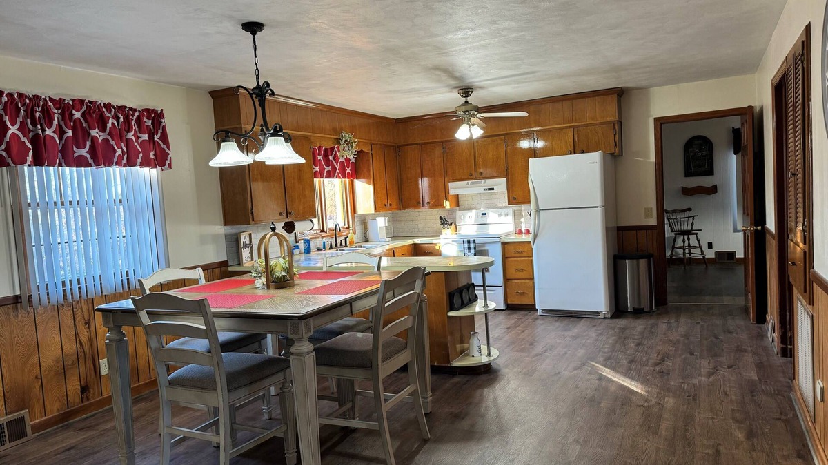 Redwood House | Cozy Cottage Close to Rocky Mount with Pool Table!