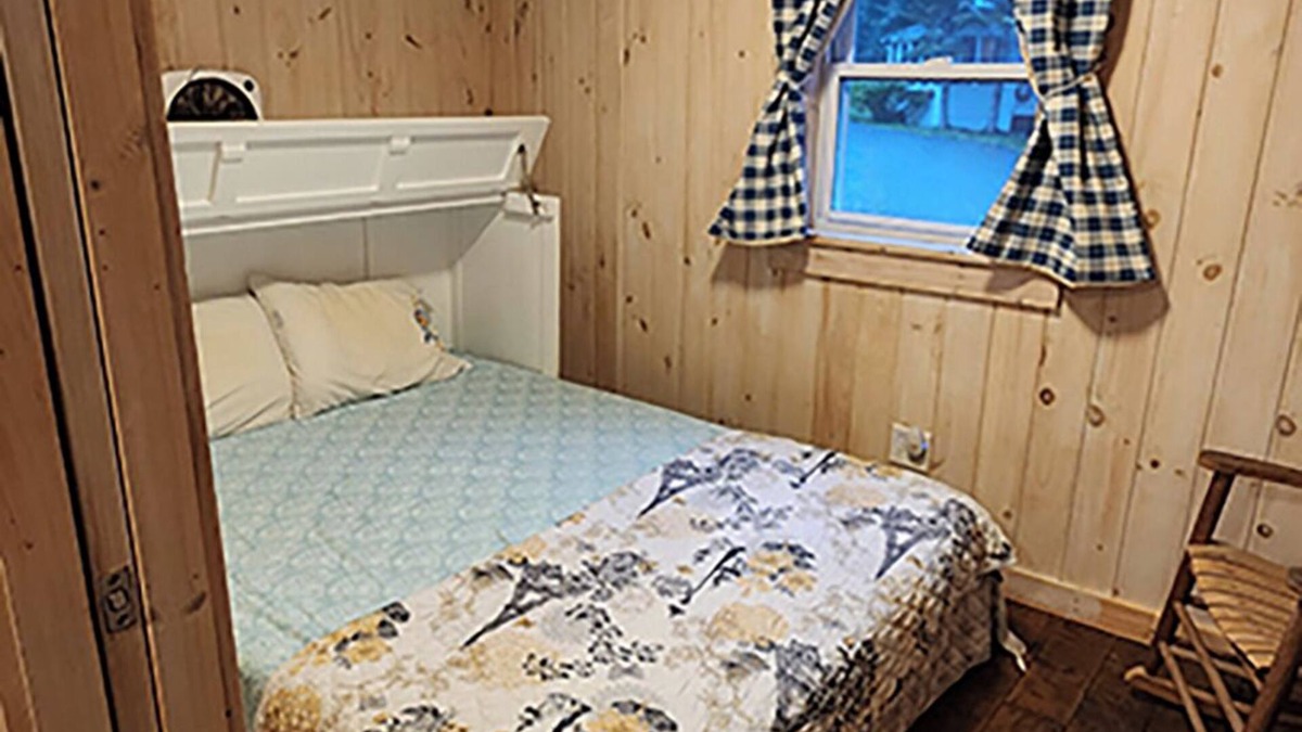Barton Cottage | Cozy Cottage, Dog Friendly, Full Kitchen, Close to Beach, on Site Waterfall