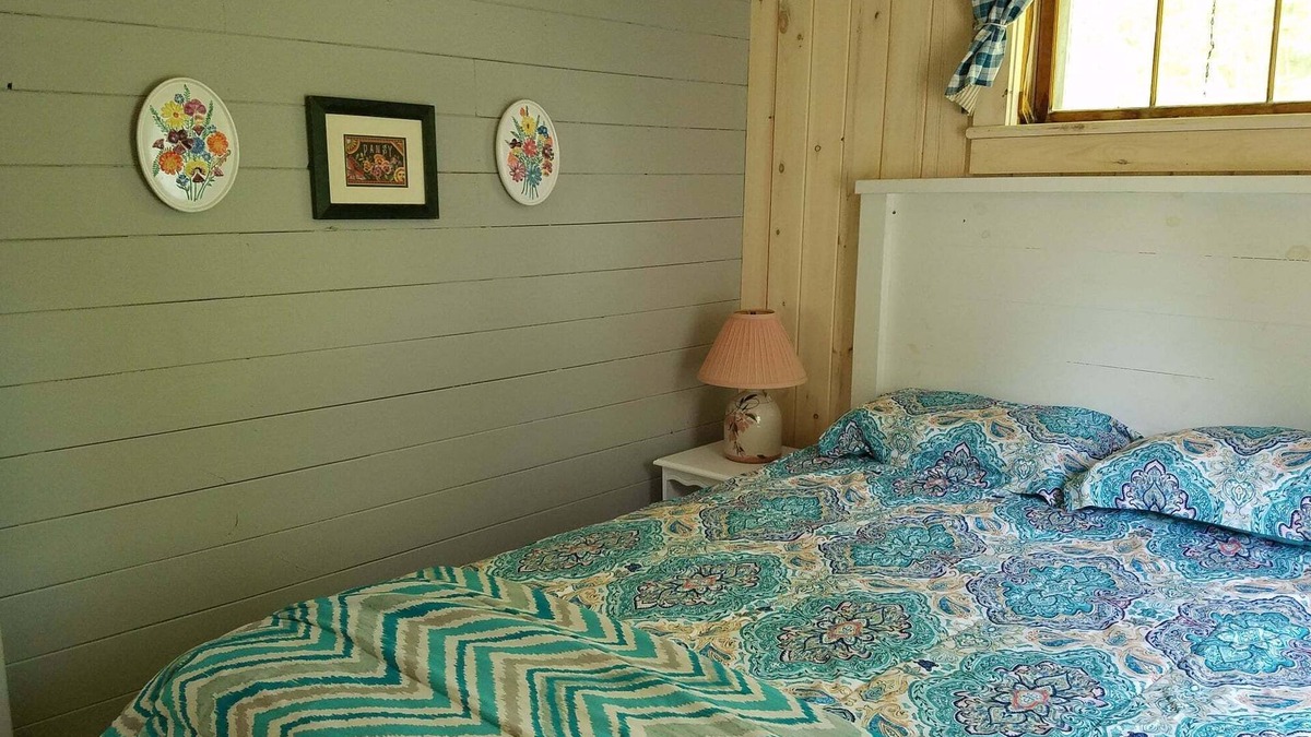 Barton Cottage | Cozy Cottage, Dog Friendly, Natural Wood, Full Kitchen, Sleeps 4, Close to Beach