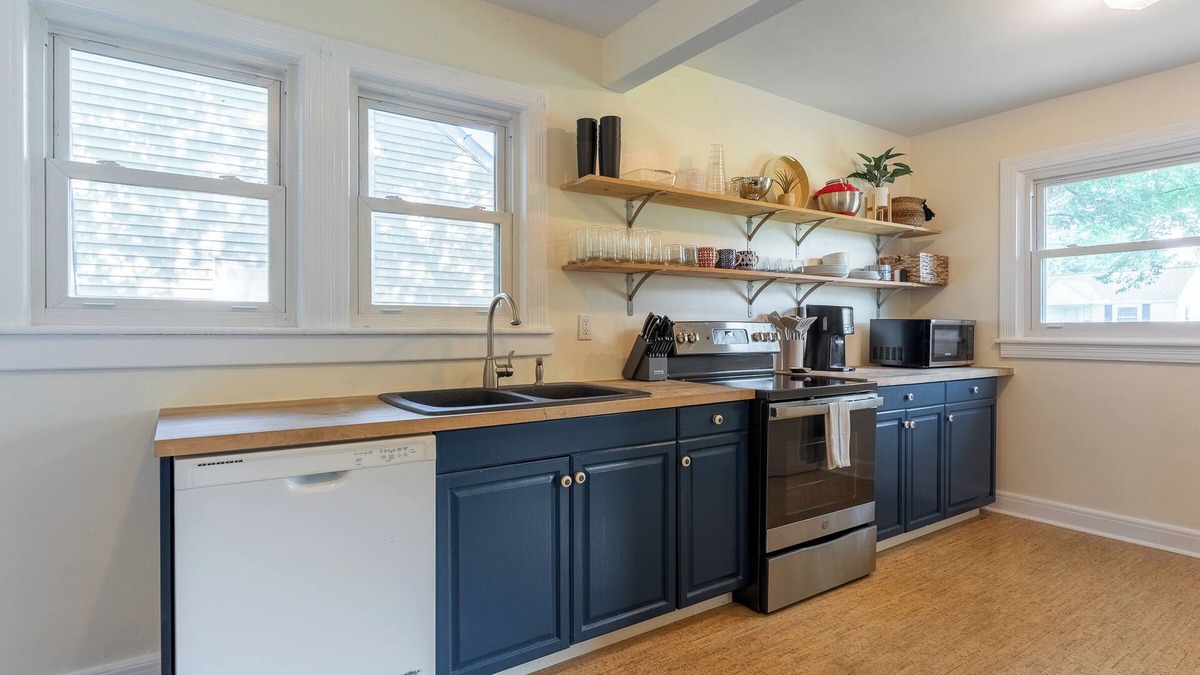 Greenwood House | Cozy Cottage | Fenced yard | Fire Pit!