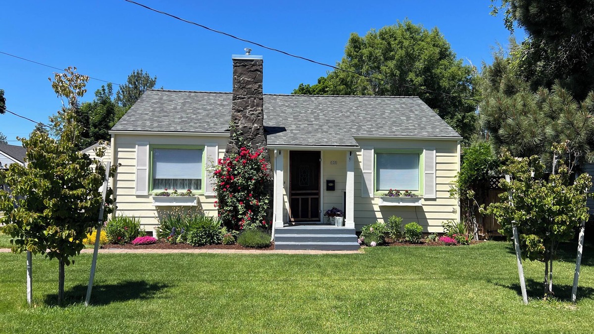 Redmond House | Cozy Cottage in Downtown Redmond