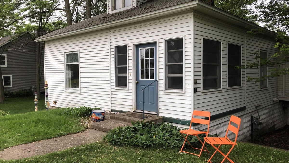 Empire House | Cozy Cottage in Empire walkable to Lake Michigan