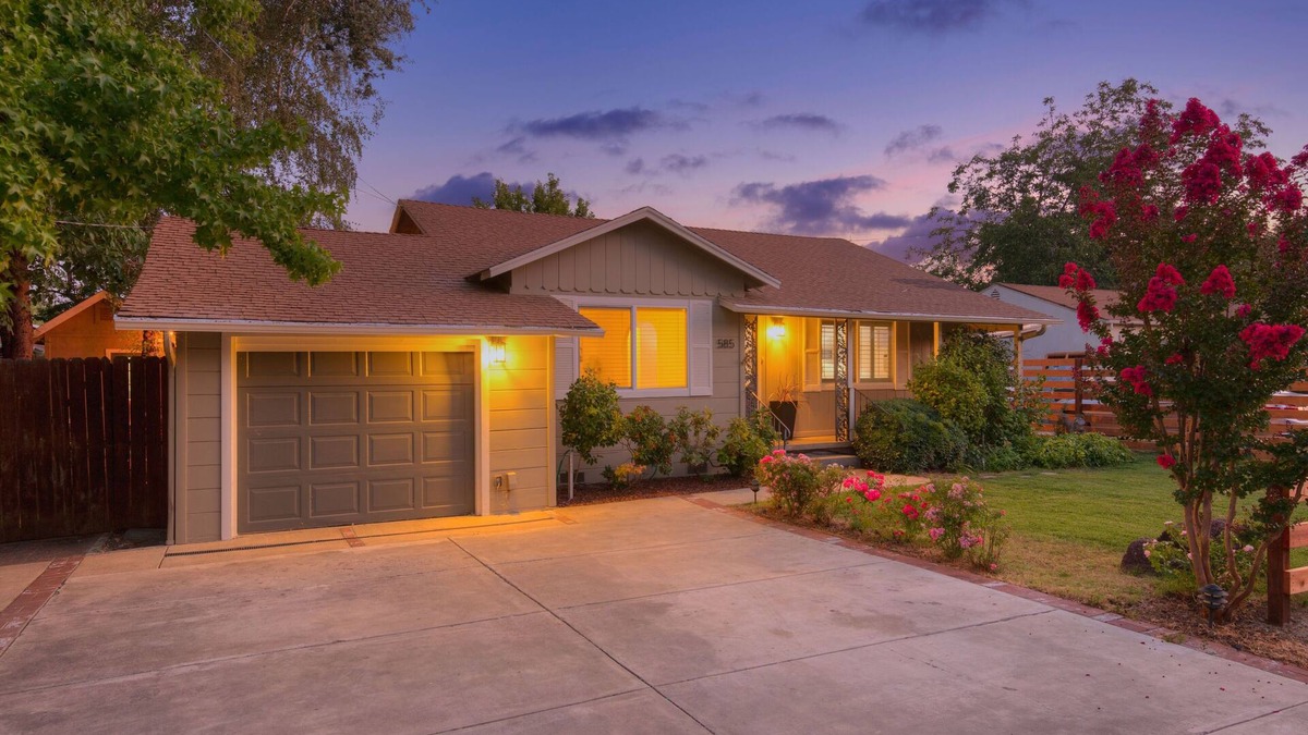 Upper Lake House | Cozy cottage in Historic Upper Lake