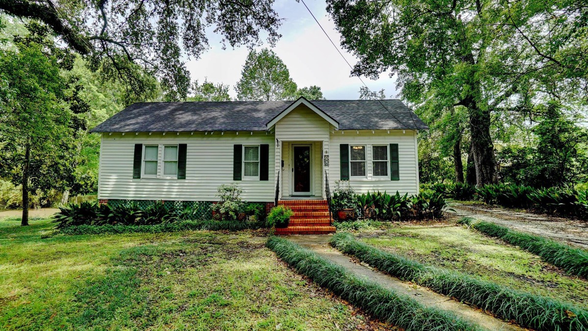 Abbeville House | Cozy Cottage in Historic District.