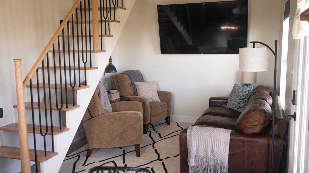 Brookfield Apartment | CoZy Cottage in the heart of Linn County! Sleeps 5 and DELUXE spa-like bathroom!