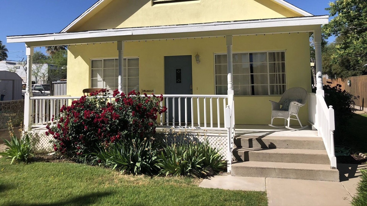 Collins House | Cozy Cottage in the Historic Walking District