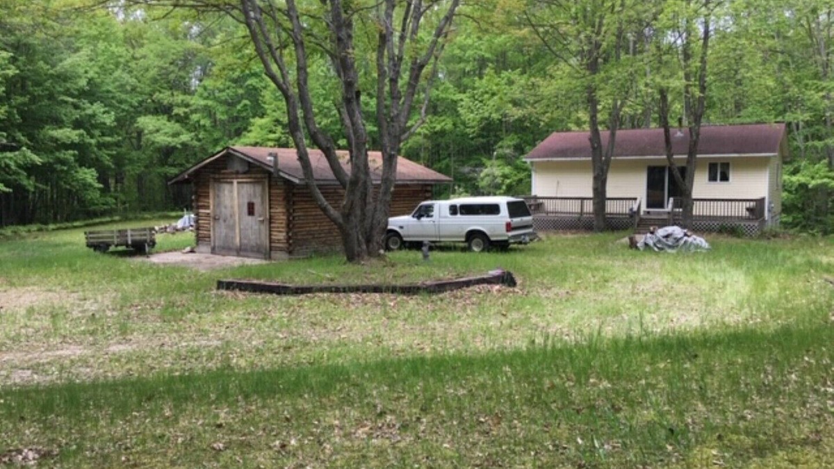Le Roy House | Cozy Cottage in the woods at Rose Lake