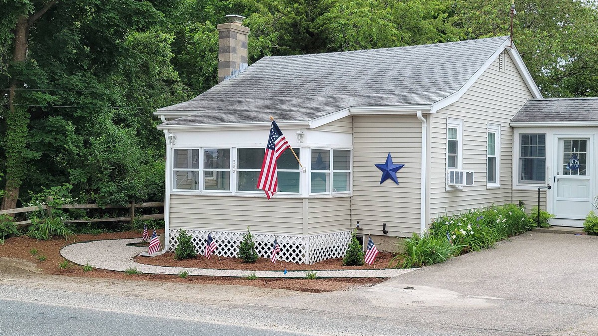 Snug Harbor Cottage | Cozy Cottage in Snug Harbor, minutes to the beach (pet friendly)