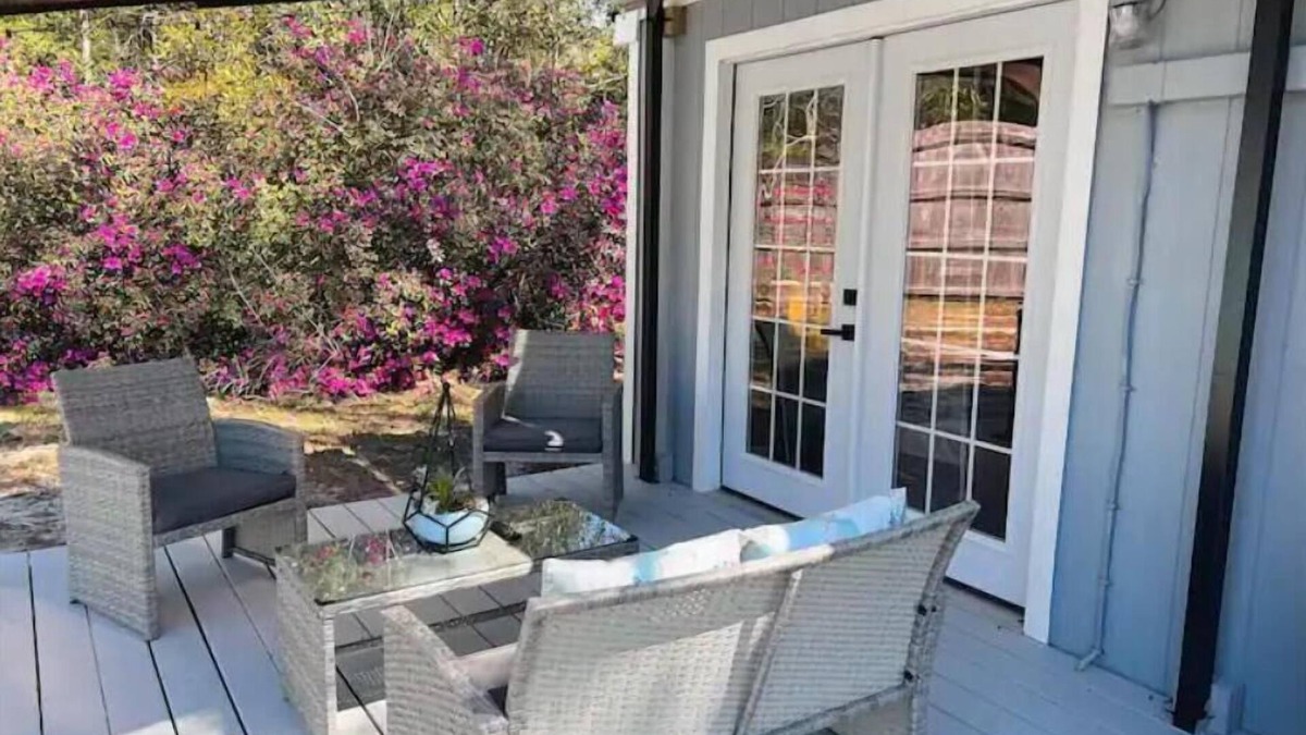 Freeport Cottage | Cozy Cottage - King Bed - Close to Beaches - Dog Friendly - Firepit - Backporch