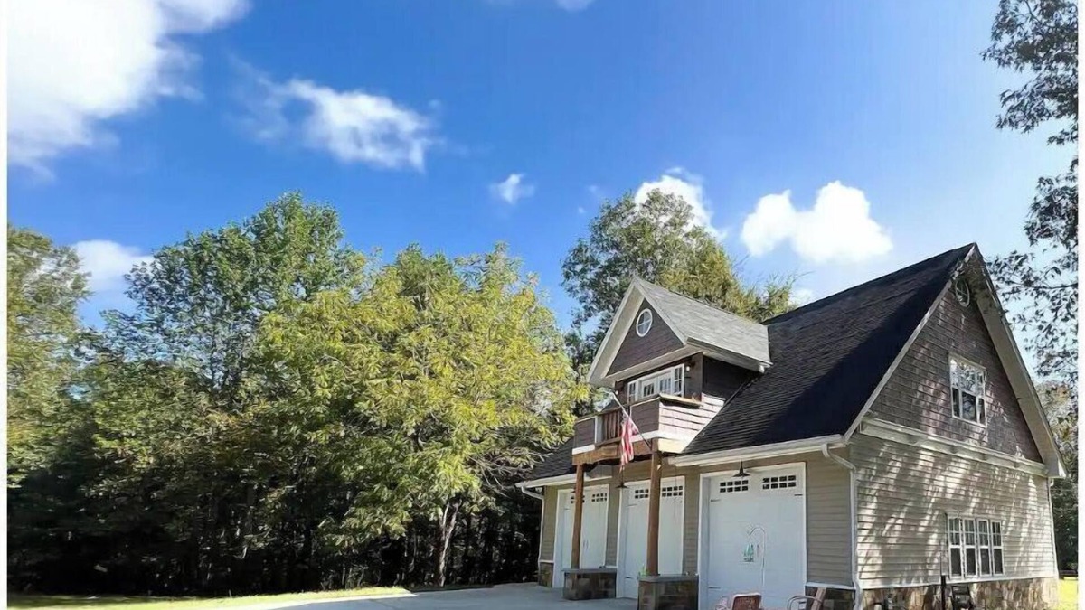 Elberton House | Cozy Cottage - Lake Front - GA Coldwater Retreat