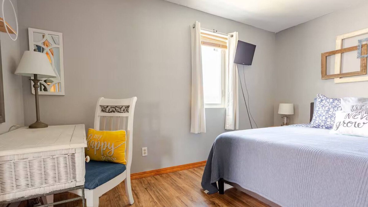Anaconda House | Cozy Cottage near downtown brings Georgetown Lake & Fairmont to your fingertips!
