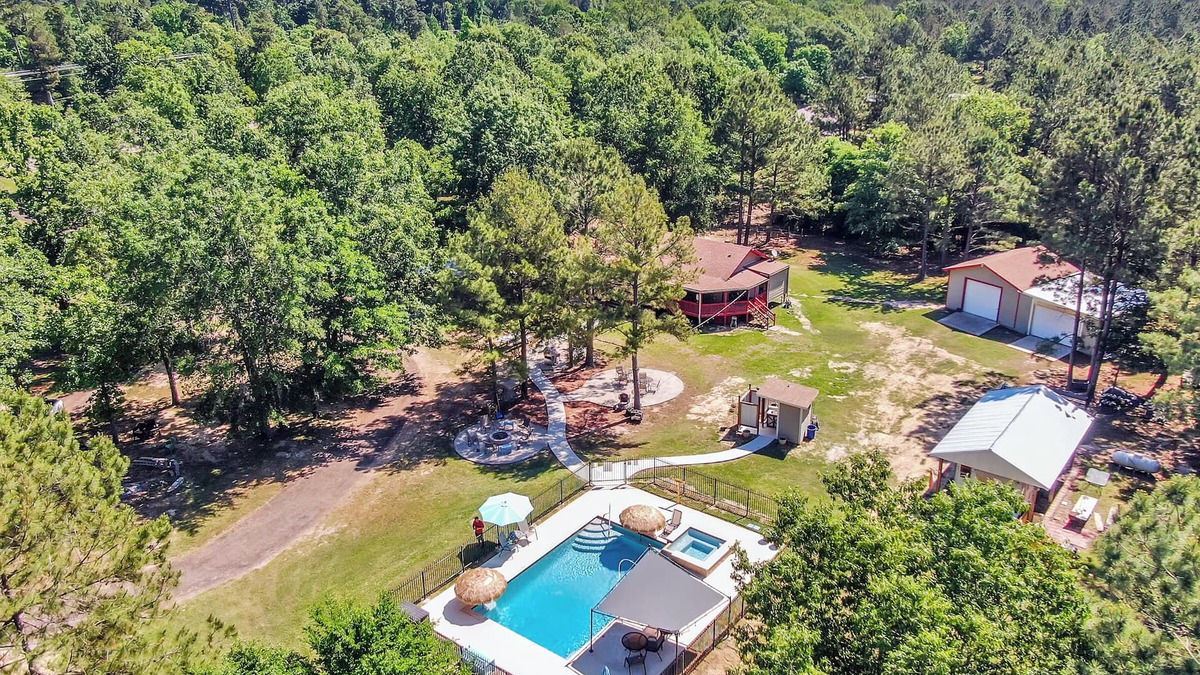 West Livingston Cottage | Cozy cottage near the lake with private pool and hot tub. Dog-Friendly!