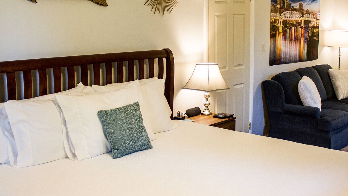 Cloverhill House | Cozy Cottage Near the Airport (3 min to airport)