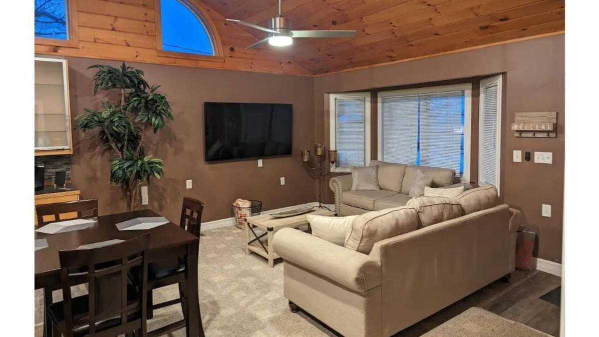 Watertown House | Cozy Cottage next to Thompson Park