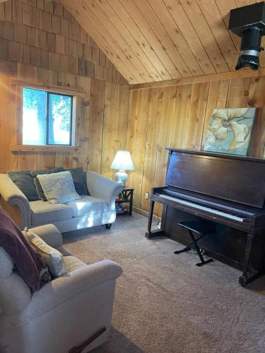 Salmon House | Cozy Cottage off Salmon River Tributary, in Town