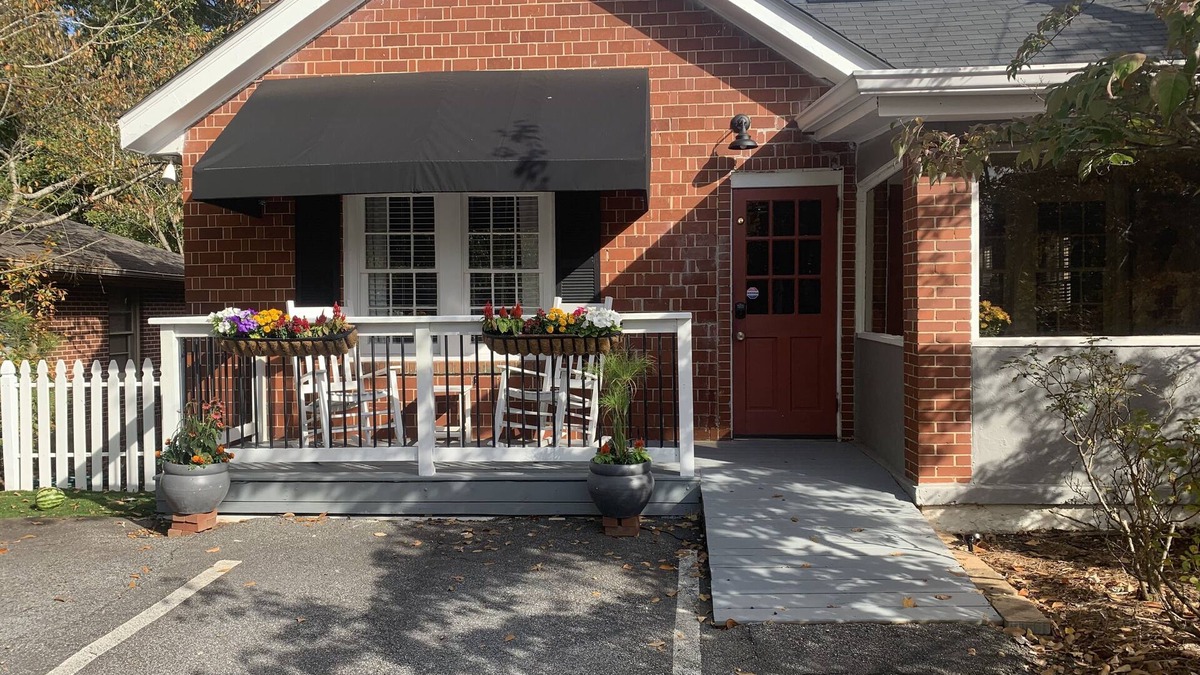 Roswell Cottage | Cozy Cottage on Canton Street just steps away from nightlife, shopping and parks