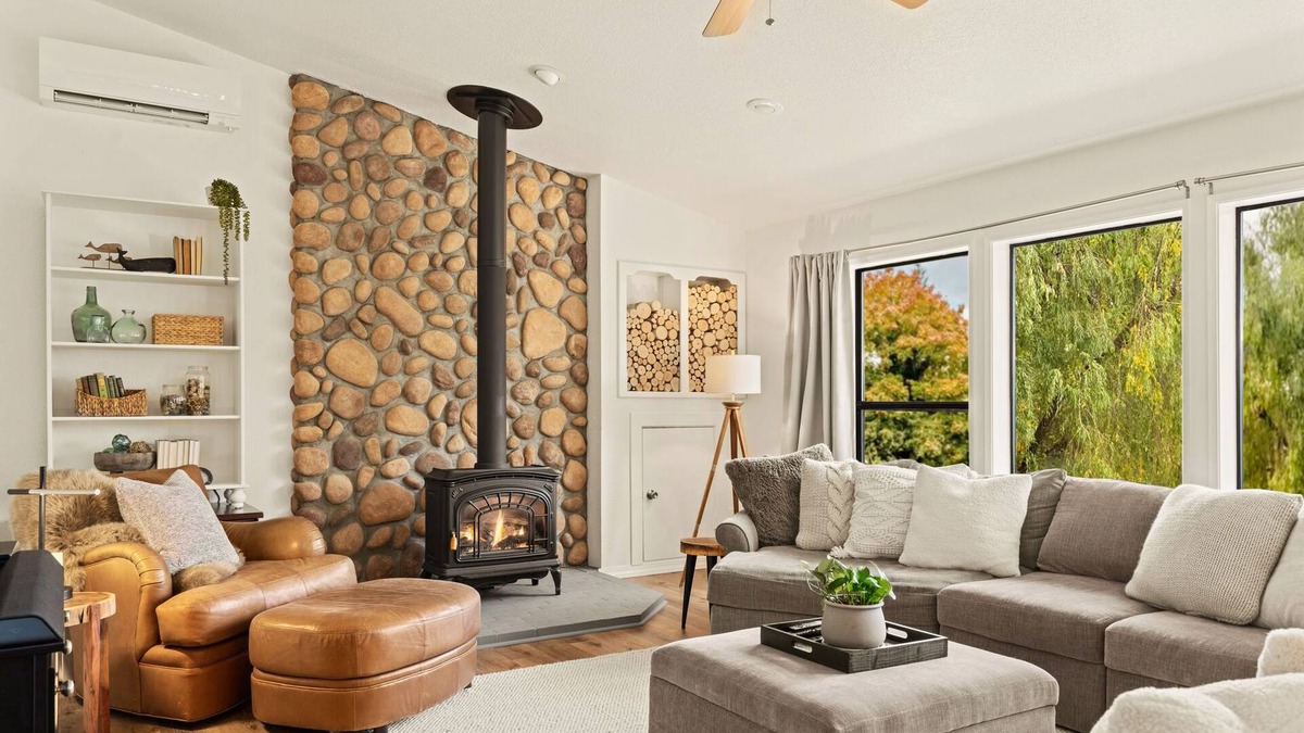 Puyallup Cottage | Cozy Cottage On the Puyallup River - Waterfront/Hot Tub
