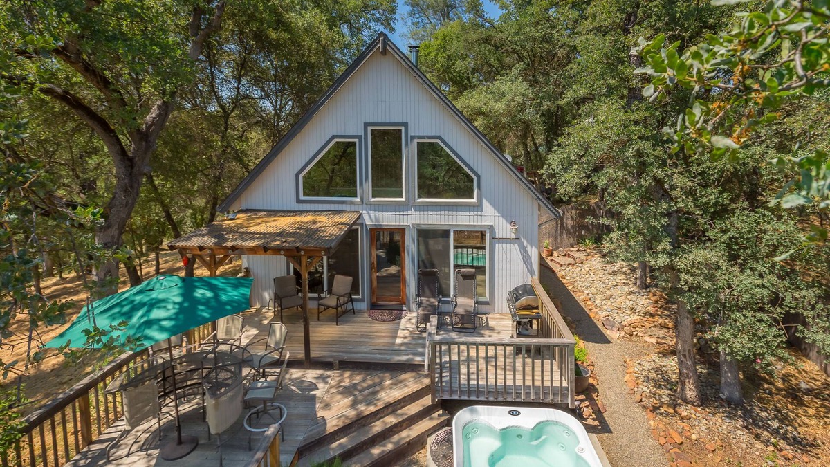Mariposa Cottage | Cozy Cottage Retreat, Close to Yosemite, Beautiful Views, Hot Tub & More!