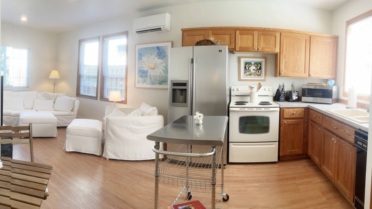 Newberg Cottage | Cozy Cottage settled in the heart of beautiful Yamhill Valley wineries.